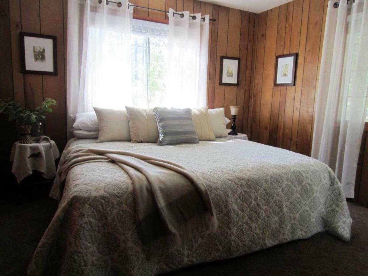 The Red Rooster Lodge Coulterville Room photo