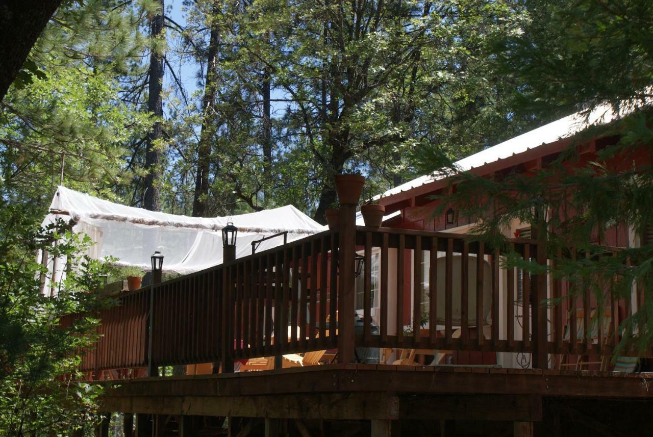 The Red Rooster Lodge Coulterville Exterior photo